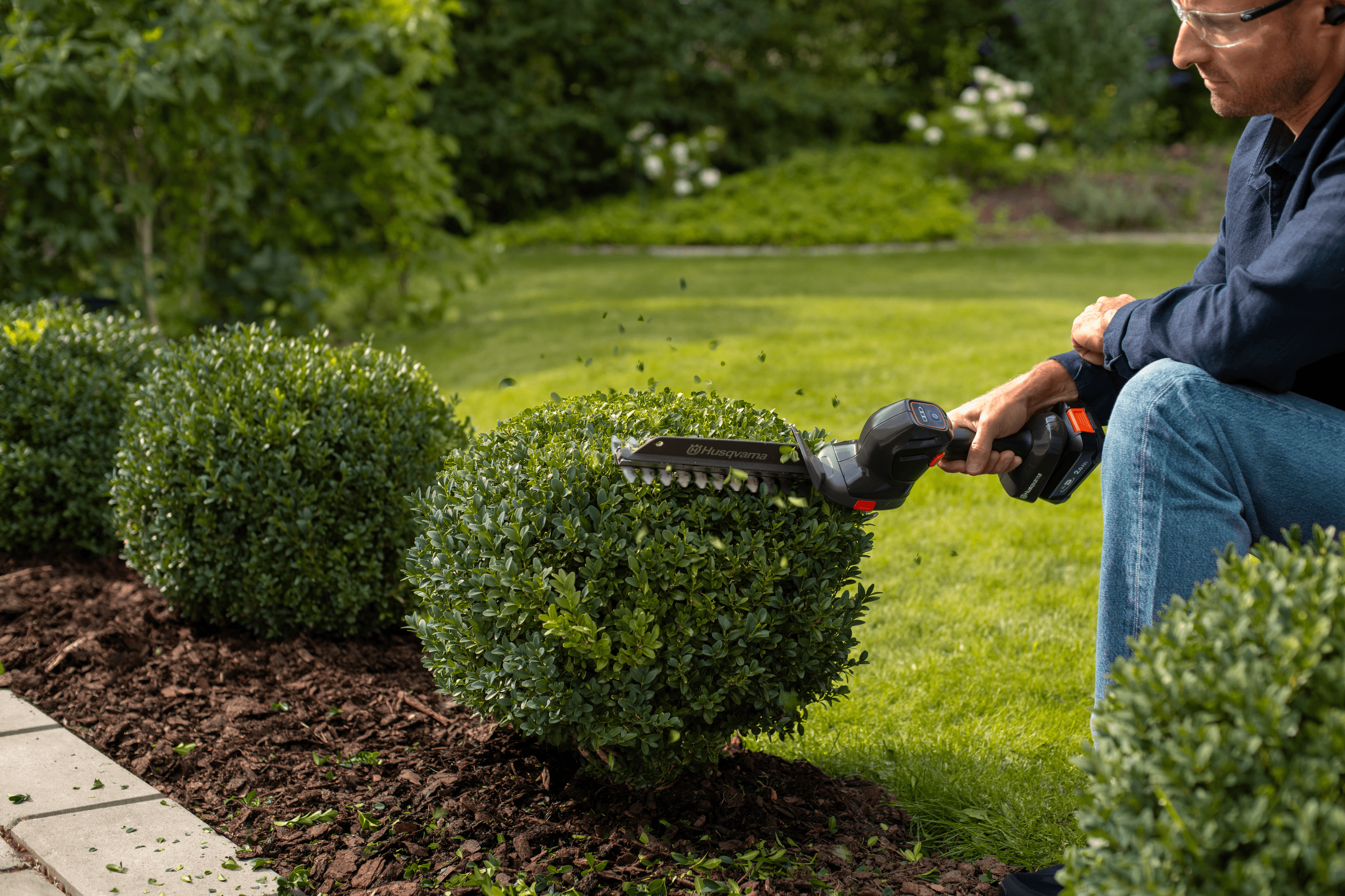 Aspire™ Shrub Shear 18V with battery and charger image 2